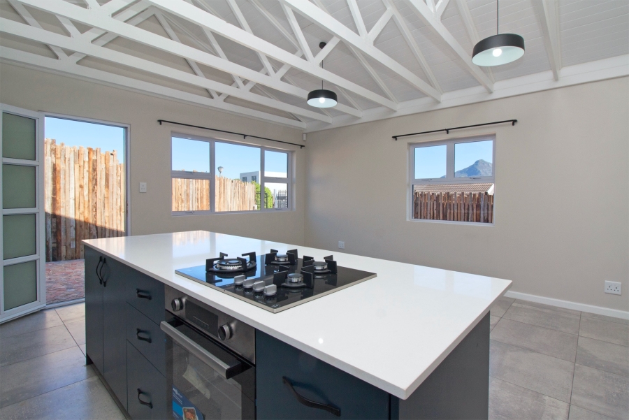 To Let 3 Bedroom Property for Rent in Sunnydale Western Cape
